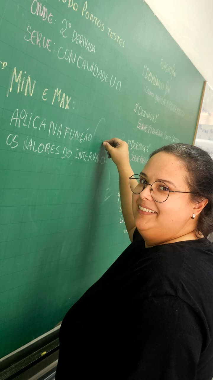 Ju sorrindo no quadro verde