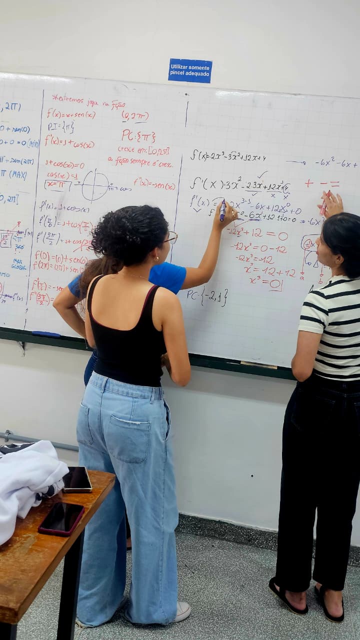 Alunas resolvendo cálculo no quadro