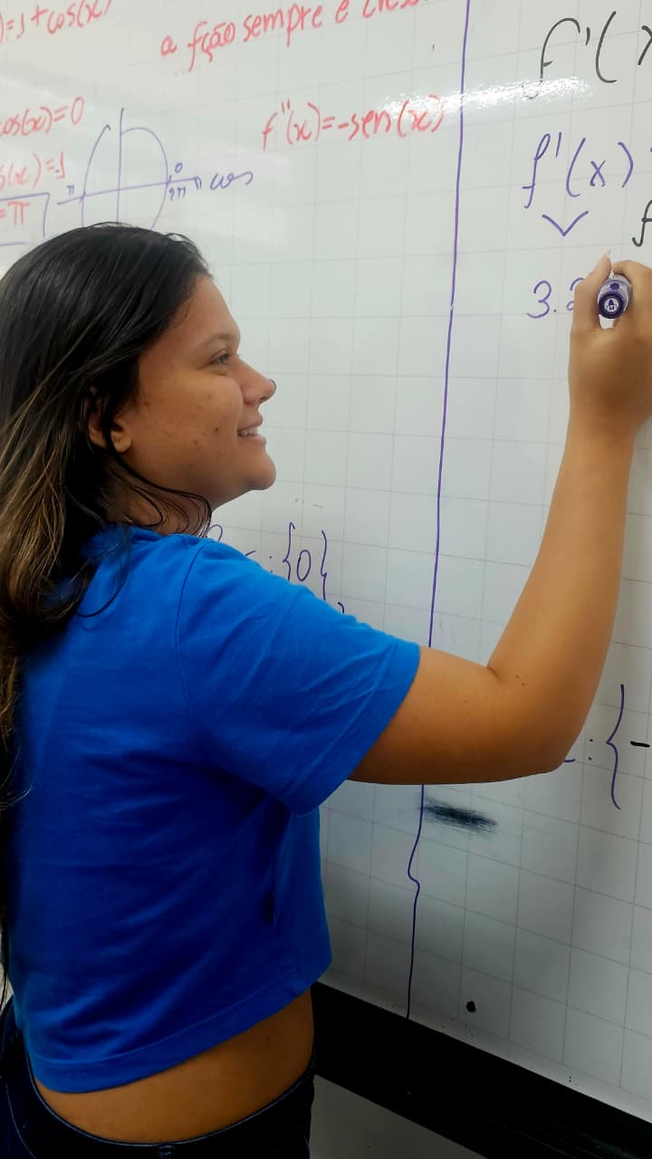 Aluna sorrindo no quadro